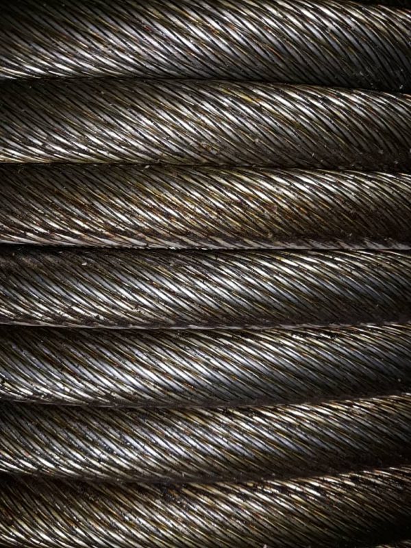سیم بکسل کمپکت نوع خاصی از طناب فلزی است. این مدل از سیم بکسل پر کاربرد اغلب از جنس فولاد یا آلیاژهای فولاد تولید می‌گردد.